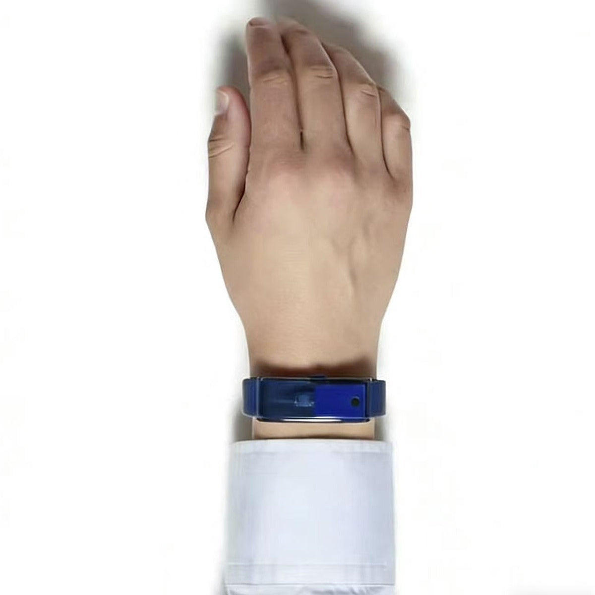 Pulsera de perfume azul Esenciara llevada en la muñeca